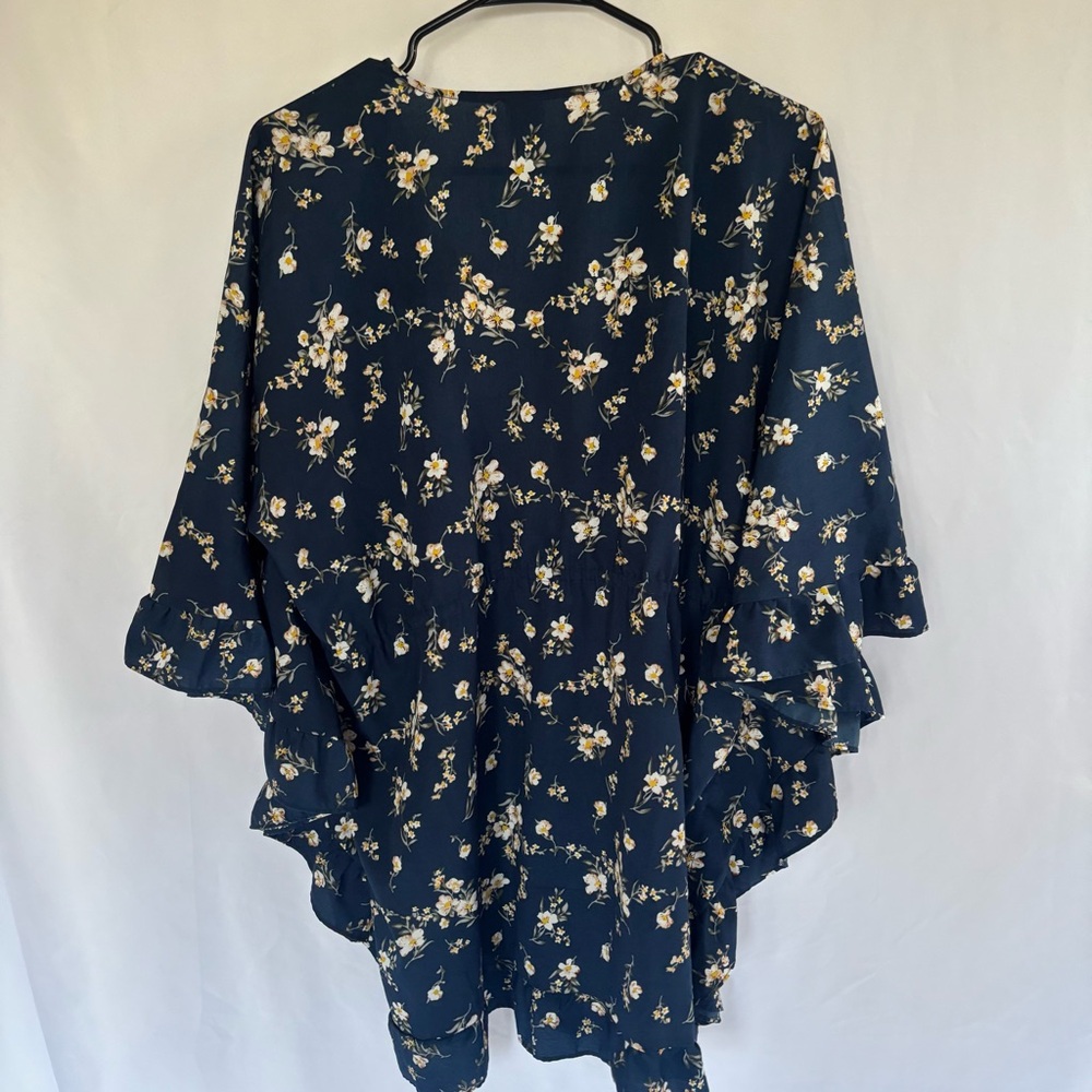 Tru navy blue floral print kimono wrap featuring a tie front and ruffled edges. - Picture 6 of 7
